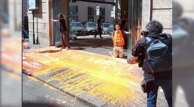 Activistas climáticos arrojan pintura a tiendas de la Vía del Corso de Roma
