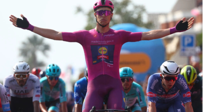 Milan reina en el esprint, Pogacar sigue de rosa en el Giro