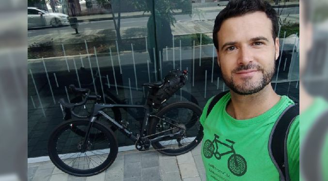 El ciclista viajero español Juanma Mérida llega a Maracaibo en su recorrido por Suramérica