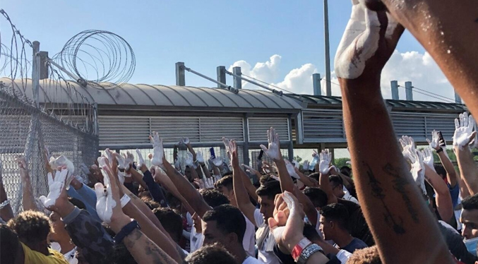 Migrantes venezolanos deportados de EEUU protestan para no ser enviados al sur de México