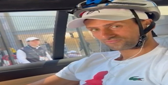 Djokovic bromea con el botellazo accidental que sufrió en Roma y usa un casco como protección