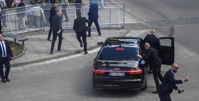 El primer ministro eslovaco, Robert Fico, trasladado a un hospital tras ser tiroteado (+Video)