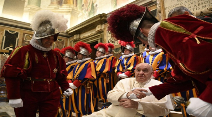 El Papa agradece los servicios de la Guardia Suiza a la Iglesia