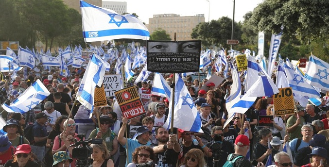 Miles toman las calles frente al Parlamento de Israel y exigen dimitir a Netanyahu