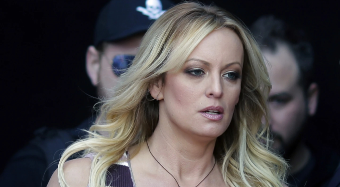 La actriz porno Stormy Daniels sube al estrado en juicio a Trump