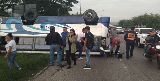 Vuelco de un autobús deja 13 personas lesionadas en Carabobo
