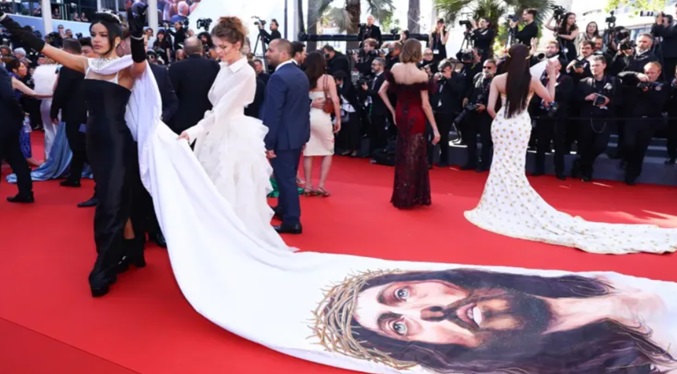 Massiel Taveras empujó a un guardia mientras lucía vestido con imagen de Jesús