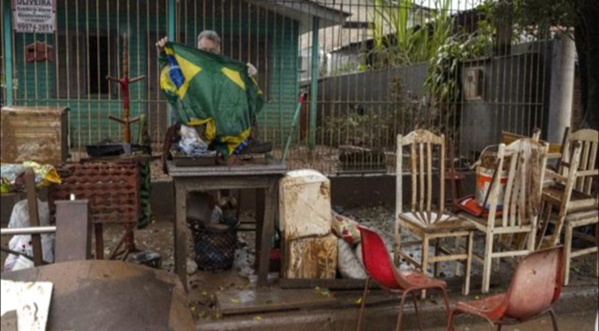 Habitantes de Brasil empiezan a limpiar sus casas tras la disminución del agua