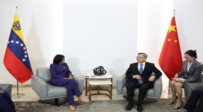 Delcy Rodríguez sostuvo una reunión con Wang Shouwen