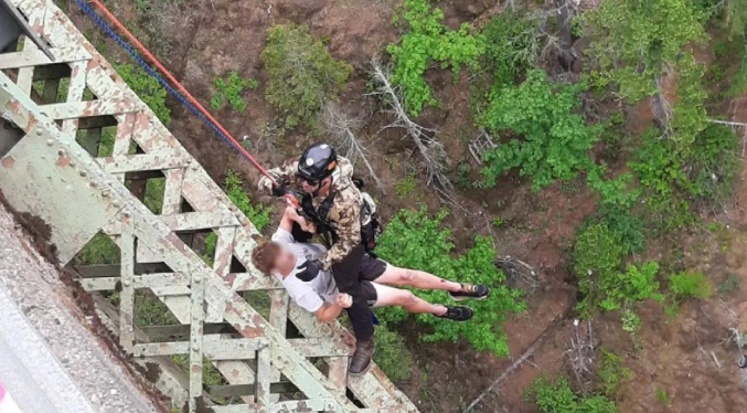 Joven sobrevive a una caída de más de 120 metros desde puente del estado Washington