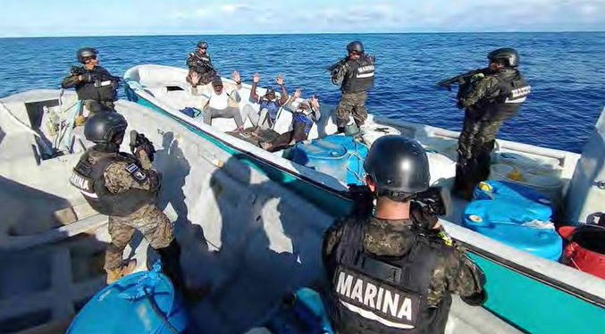 Incautan en aguas salvadoreñas cocaína valorada en $ 32 millones y detienen a 6 extranjeros