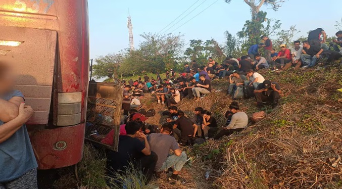Encuentran 407 migrantes abandonados en autobuses en el sur de México
