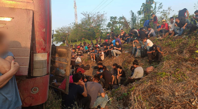 Autoridades encuentran 407 migrantes «abandonados» en tres autobuses en el sur de México