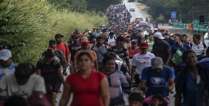 Unos 250 migrantes hondureños y venezolanos salen en caravana hacia EEUU desde Honduras
