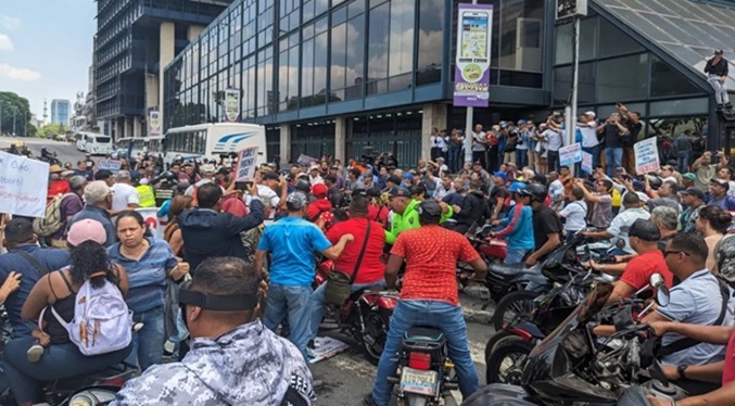 Denuncian que unos motorizados arremetieron contra trabajadores en Caracas