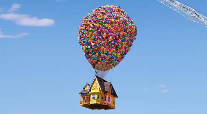Replican la casa de la película «UP» con 8000 globos
