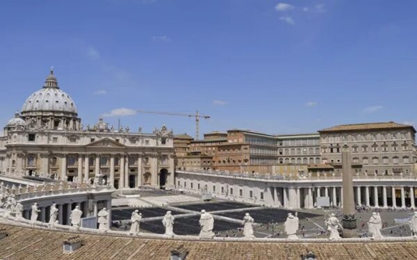 Detienen a sacerdote armado al tratar de ingresar al Vaticano para el Regina Caeli con el Papa Francisco