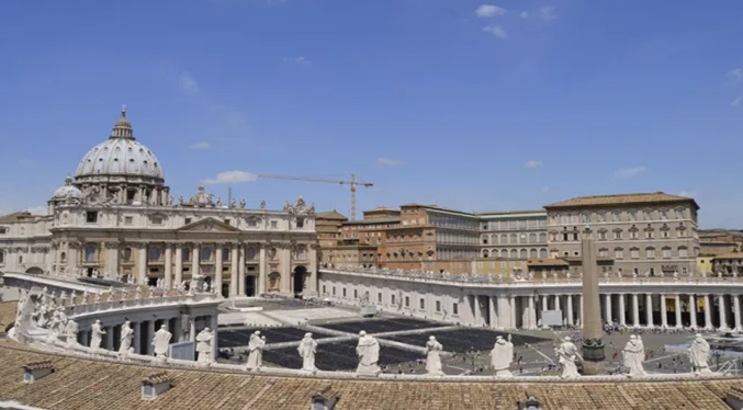 Detienen a sacerdote armado al tratar de ingresar al Vaticano para el Regina Caeli con el Papa Francisco