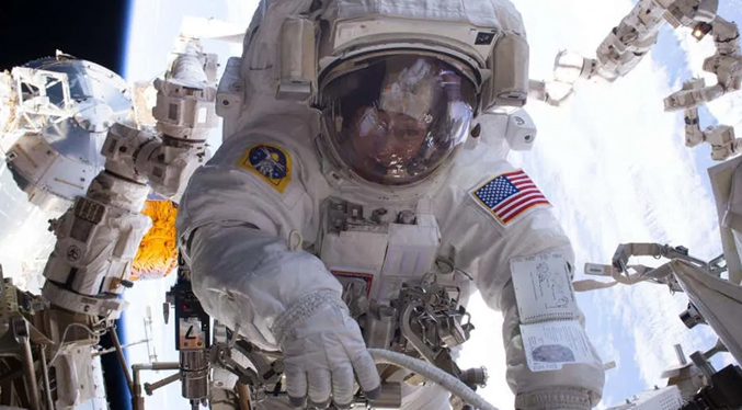 Suspenden caminata espacial de la Nasa en la EEI por problemas con el traje de un astronauta