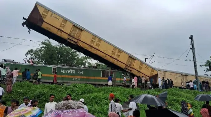 Choque de trenes en la India deja 15 muertos