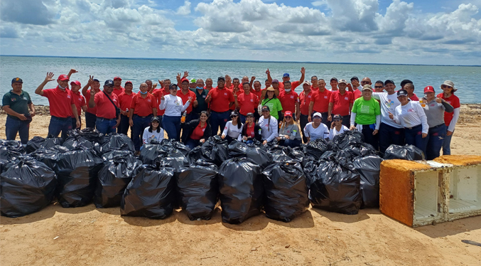 Voluntarios de Coca-Cola FEMSA Venezuela realizan jornada de limpieza en el Lago de Maracaibo