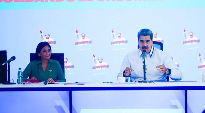 Maduro pide a empresarios invertir en el país para recuperar los servicios públicos