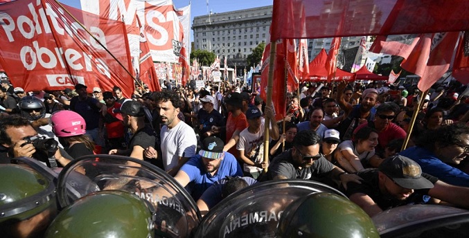 Manifestantes y policías chocan frente al Senado mientras debate proyecto clave de Milei