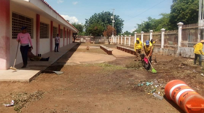 Gobernación de Zulia realiza operativo especial de limpieza y mantenimiento en la escuela Francisco Martín Sandoval