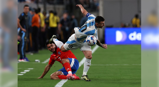 Argentina vence por la mínima a Chile al abrir segunda ronda de la Copa América