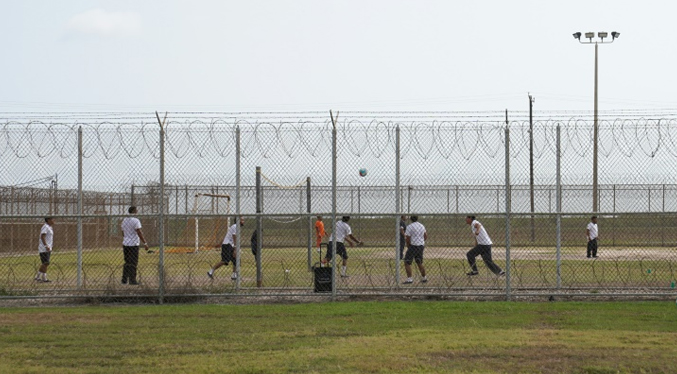 Migrantes esperan respuesta en centro de detención de Texas