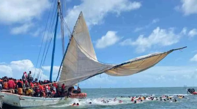 Al menos 118 migrantes haitianos llegan en un barco de vela a Los Cayos de Florida