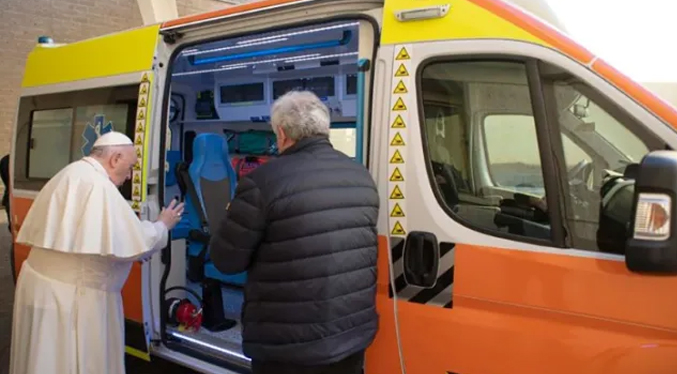 El Papa dona una tercera ambulancia a Ucrania, que servirá de centro de reanimación móvil