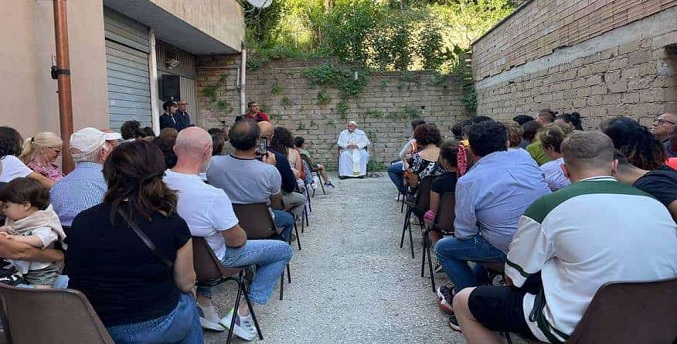 El Papa visita un edificio de la periferia de Roma y se reúne con los vecinos en el patio