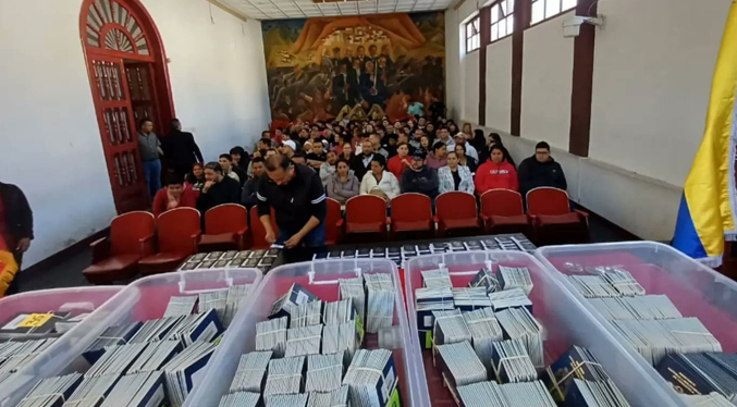 Continúan con la entrega de pasaportes a venezolanos en Ecuador