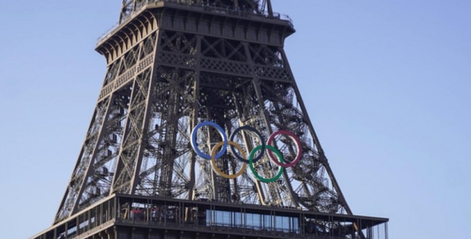 La Torre Eiffel exhibe los 5 aros olímpicos + (Fotos)