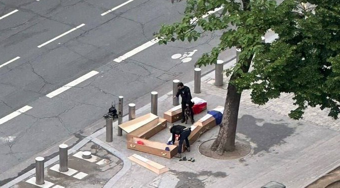 Tres detenidos por depositar ataúdes al pie de la Torre Eiffel: Sospechas de manipulación rusa