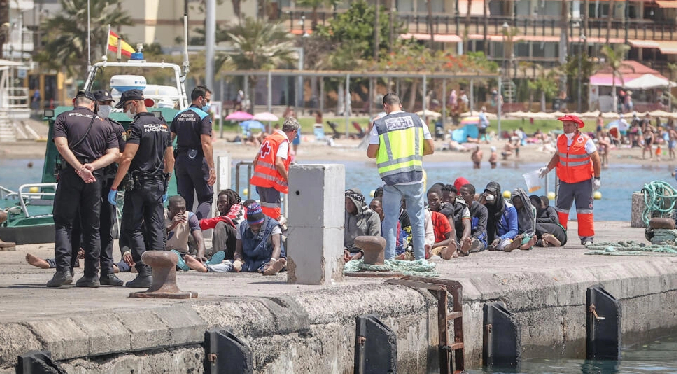 Encuentran muertos a cinco inmigrantes en una embarcación cerca de Canarias