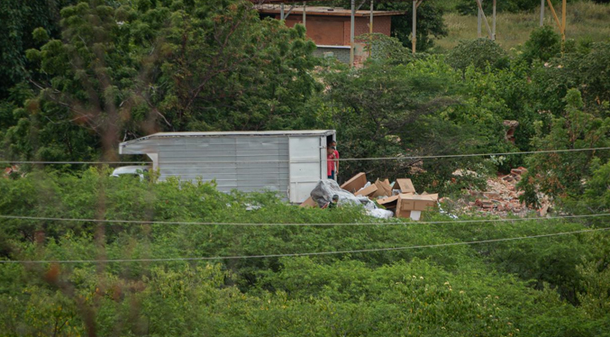 Multan y detienen a chofer de un camión por lanzar desechos en un terreno en Maracaibo