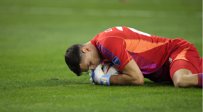 ‘Dibu’ salva a Argentina en penales ante Ecuador y la coloca en semis de Copa América