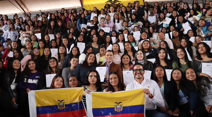 El presidente de Ecuador ofrece otras 40.000 becas para mujeres jóvenes