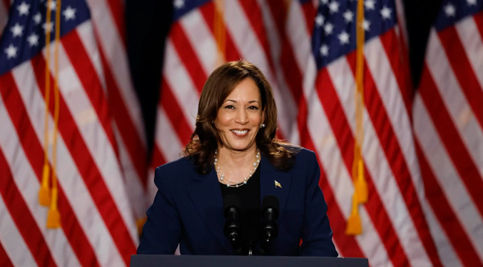 Kamala Harris promete que devolverá a EEUU al “liderazgo global” de la manufactura frente a China