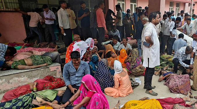 Suben a más de cincuenta los muertos por una estampida en un acto religioso en la India