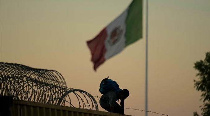 Juez de Texas emite un fallo para proteger albergues de migrantes contra los intentos de cierre