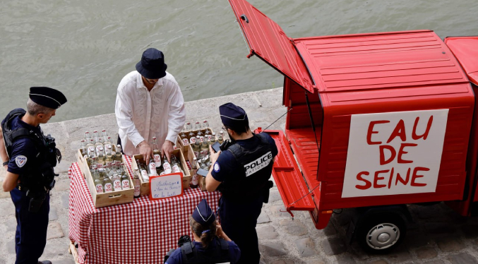 Un artista vende botellas de agua del Sena para denunciar costo de la descontaminación para los JJ OO de París