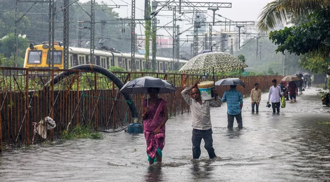 Alrededor de 89 muertos y cientos de personas atrapadas por las lluvias en sur de la India