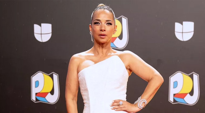 La increíble historia detrás del vestido blanco de Adamari López en Premios Juventud