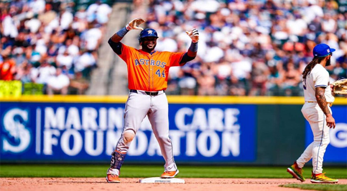 Cubano Yordan Álvarez hace historia en la MLB al completar la escalera en Seattle