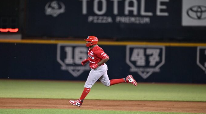 José Pirela pega tres jonrones y mantiene a los Diablos Rojos en la pelea