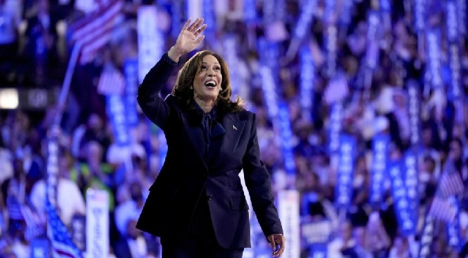 Kamala Harris promete unidad y proteger derechos al aceptar la candidatura demócrata