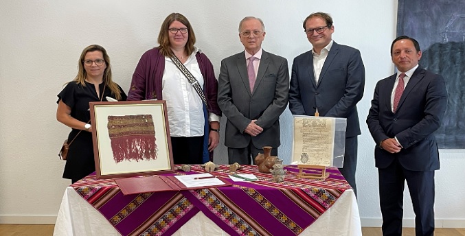 Perú recibe ocho bienes culturales rescatados por Alemania de casas de subastas